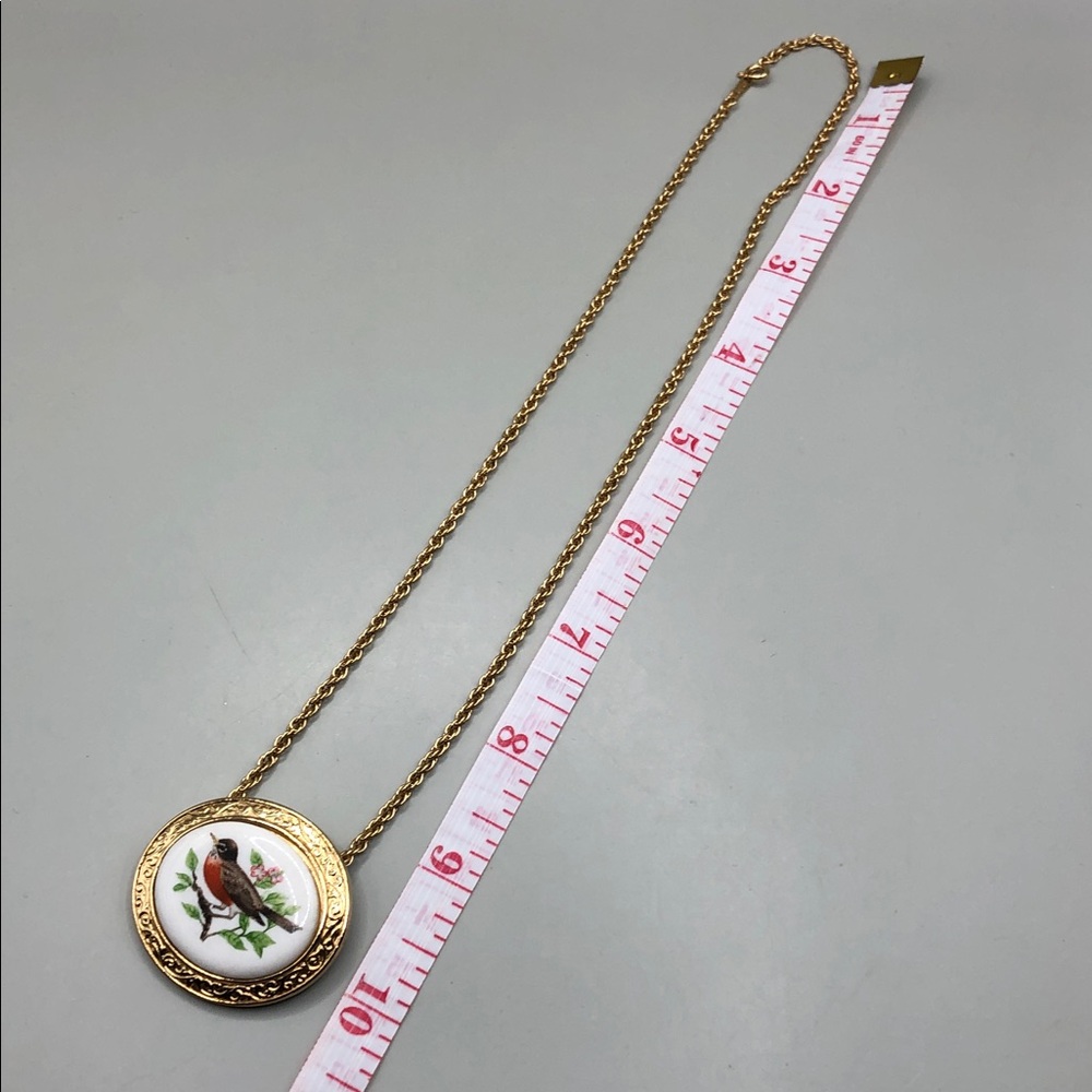 Vintage Avon Welcoming of Spring The Robin Pendant Chain Necklace Gold Tone - Picture 5 of 6